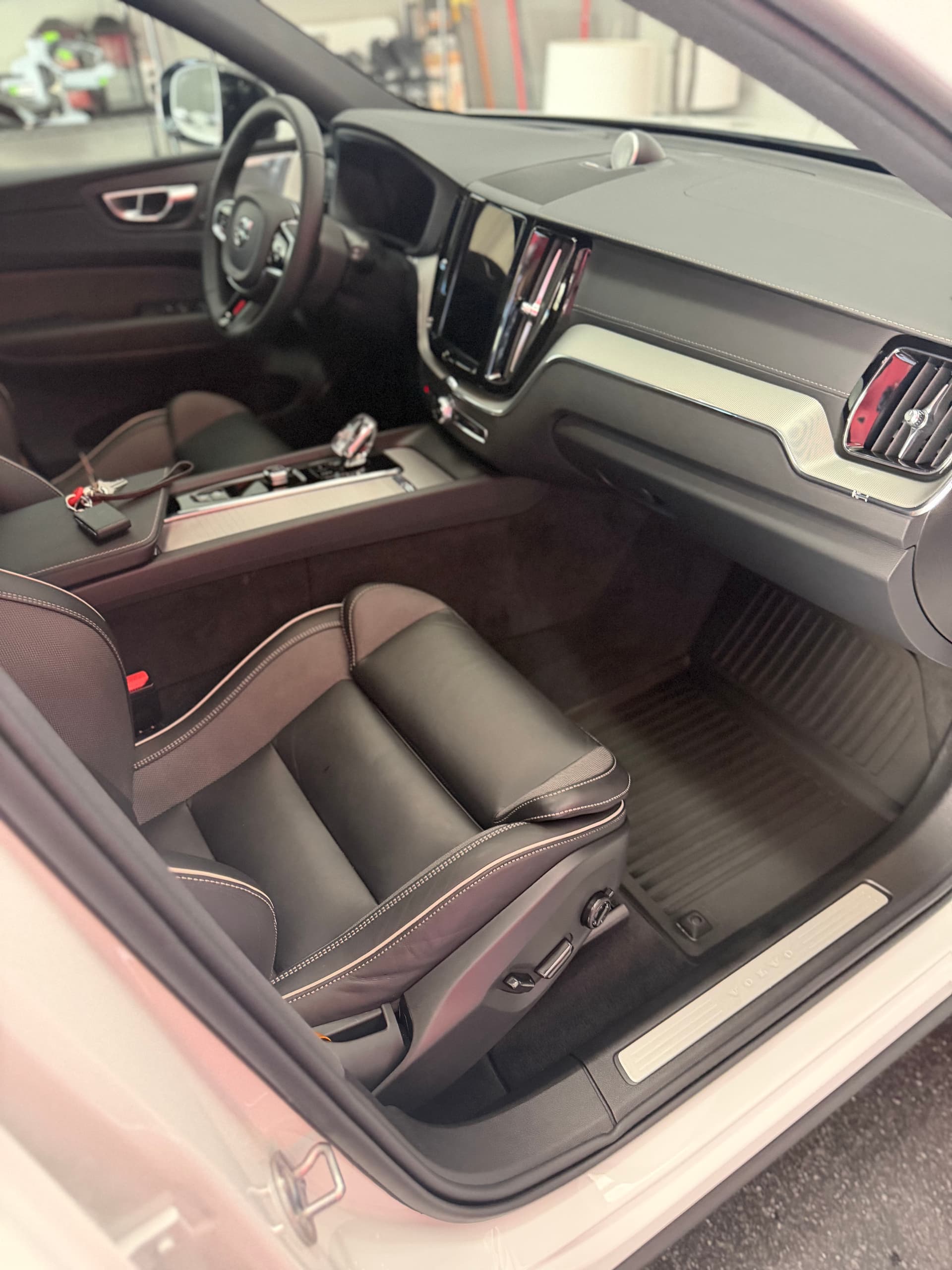 Gallery photos for Full Detail on a Volvo XC60 Inside Out and Under the Hood: Image #4
